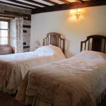 Twin bedroom in Alexanderstone Manor